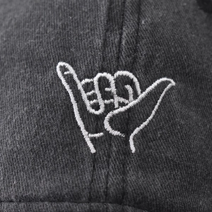 Gorra de béisbol de algodón lavado con bordado detallado del signo Shaka en hilo blanco puro