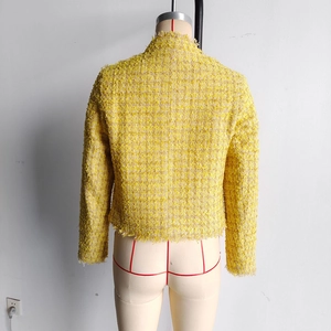 Vue arrière de la veste courte en tweed jaune montrant la texture du tissu tissé