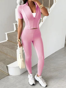 Detailansicht des rosa Y2K Sportsets mit Reißverschlussoberteil und High Waist Leggings