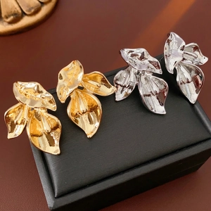 Boucles Oreilles Clous Pétale Fleur Alliage Texture Ondulée Irrégulière Avec Tige Argent Élégant Luxe Minimaliste Pour Femmes
