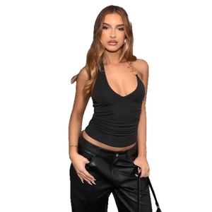 Haut licou noir sexy pour femme avec bretelles chaîne dorée et coupe ajustée