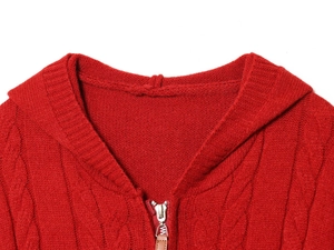 Gros plan du sweat à capuche en maille rouge avec double fermeture éclair et torsades