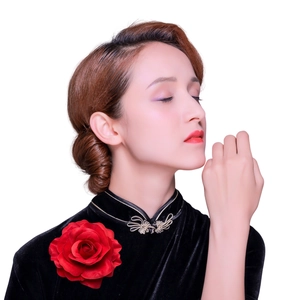 Elegant 11cm red rose brooch pinned on a black velvet cheongsam top for women