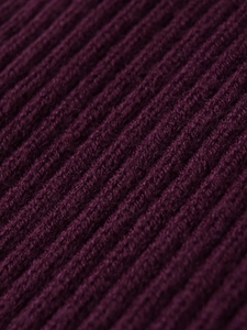 Gros plan détaillé du tissu en maille côtelée violet foncé et du motif de tissage