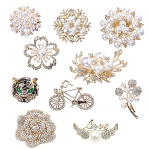 Set of 10 gold-plated flower brooches with white pearls and sparkling rhinestones