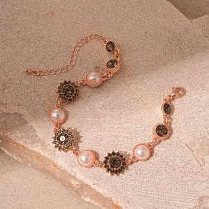 Macro détaillée du bracelet tournesol vintage avec perles roses et cristaux brillants