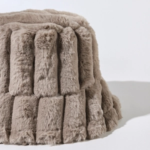 Chapeau bob en fausse fourrure de lapin marron avec rayures verticales d'hiver