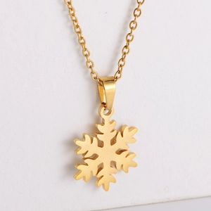 Eleganter vergoldeter Edelstahl-Schneeflocken-Anhänger mit einer feinen Gliederkette
