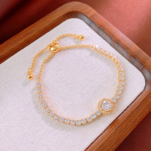 Détail du bracelet géométrique doré avec oxydes de zirconium et fermoir coulissant réglable