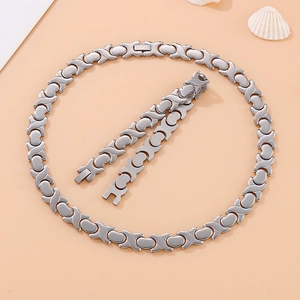 Set gioielli in acciaio al titanio argento con collana e bracciali a maglie X su conchiglia
