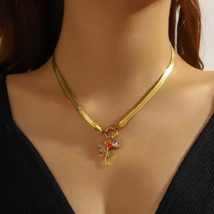 Collier chaîne serpent dorée avec pendentifs rose rouge et cœur en cristal sur mannequin