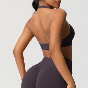 Détail du soutien-gorge de yoga dos nu et leggings taille haute en gris anthracite foncé