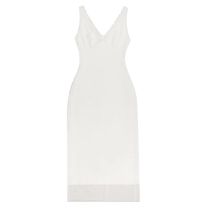 Detailopname van witte jurk met V-hals voorzien van kant en mesh-splitsing details