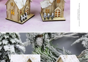 Dettaglio macro della casetta di Natale in legno illuminata con tetto innevato.