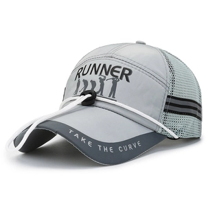 Berretto da baseball in mesh grigio con stampa runner e sottogola regolabile
