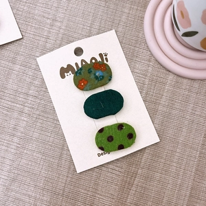 Set dettagliato di tre fermagli per capelli BB in tessuto a fiori e pois su carta di marca
