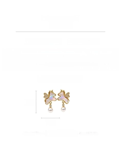 Détail de la boucle d'oreille licorne en or 18k avec nacre, zircon et perle