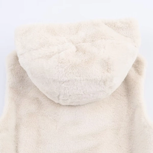 Dettaglio della trama in ecopelliccia bianco sporco e cucitura del cappuccio di un gilet