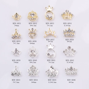 Lot de 16 bijoux d'ongles en forme de couronne avec strass et perles, dorés et argentés