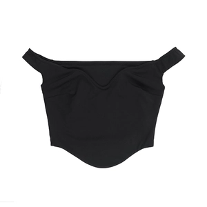 Détail d'un crop top noir à épaules dénudées avec ourlet incurvé et décolleté en V chic