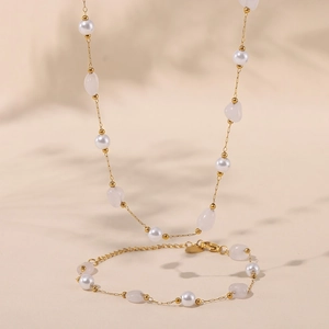 Elegante set di gioielli in oro con perle bianche e pietre naturali, collana e bracciale