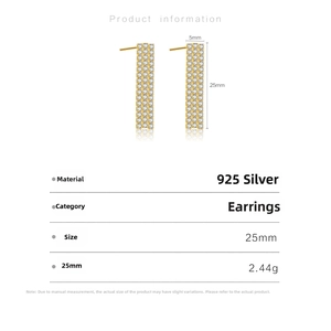 Vue détaillée de boucles d'oreilles pendantes à triple chaîne en argent S925 fini doré