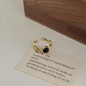 Minimalist wavy 925 sterling silver ring with round black onyx in a warm golden finish