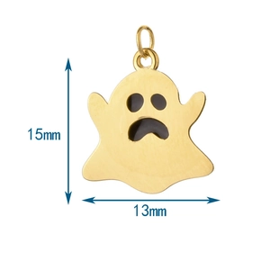 Vue détaillée du pendentif fantôme doré mesurant 15x13mm pour bijoux DIY d'Halloween