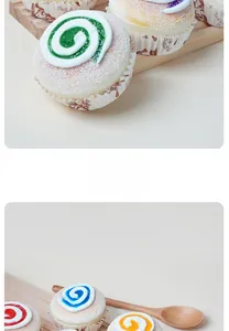 Vue macro de caissettes en papier sulfurisé avec imprimé vintage sur plateau bois