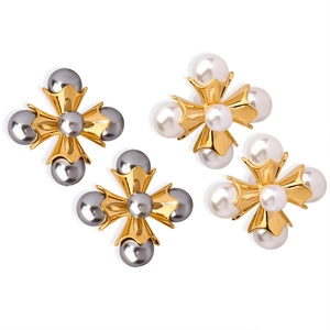 Vintage windmill cross earrings in gold plating with elegant inlaid pearls