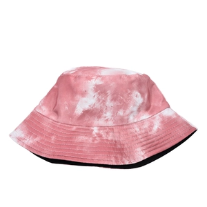 Détail du chapeau bob tie-dye rose et blanc avec coutures renforcées sur le bord