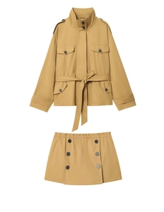 Détail de l'ensemble deux pièces kaki avec veste ceinturée et jupe à double boutonnage