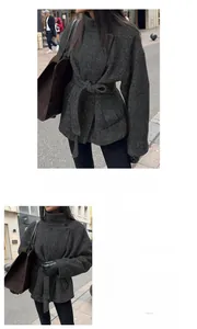 Dettaglio del cappotto grigio scuro in misto lana con cintura in vita e collo alto elegante