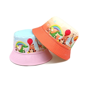 Détail de chapeaux bobs pour enfants avec dégradé et imprimés d'animaux mignons