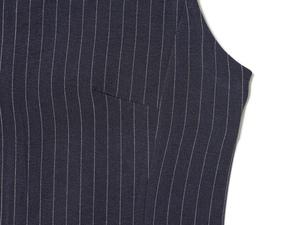 Gros plan du tissu bleu marine à fines rayures montrant la texture et les coutures