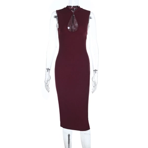 Vue détaillée de la robe midi sans manches bordeaux évidée en tissu élastique