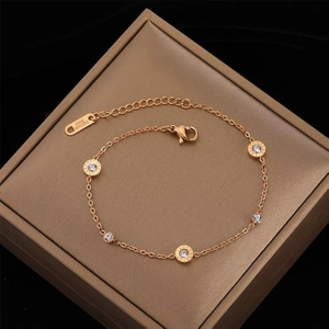 Roségoldenes Titanstahl-Armband mit römischen Ziffernanhängern und Zirkonia-Steinen