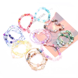 Bunte Seestern und Muschel Perlenarmbänder Set auf weißem Hintergrund präsentiert