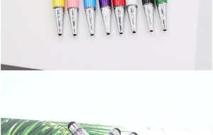 Details bunter Kristall-Kugelschreiber und kapazitiver Stylus mit silbernen und schwarzen Spitzen