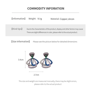 Vue détaillée des boucles d'oreilles en zircon multicolore et plaqué or noir
