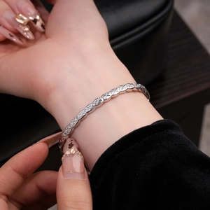 Gros plan détaillé d'un bracelet argenté avec motif matelassé et pierres de zircon scintillantes