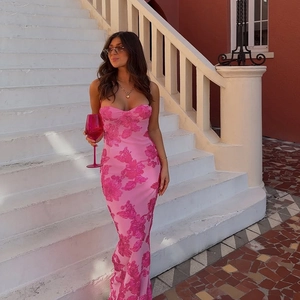 Elegantes rosa Maxi-Trägerkleid mit 3D-Flockblumenmuster und schmaler Passform für Urlaub