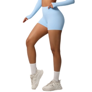 Set sportivo azzurro da donna con pantaloncini yoga a vita alta e crop top a maniche lunghe