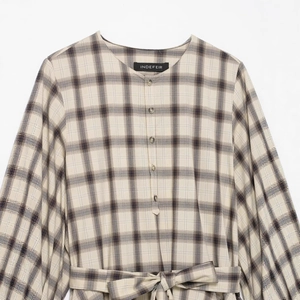 Robe chemise à carreaux beige tendance avec manches longues et ceinture assortie