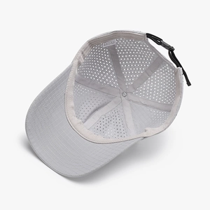 Berretto da ciclismo in mesh grigio traspirante con cinturino regolabile e tessuto tecnico