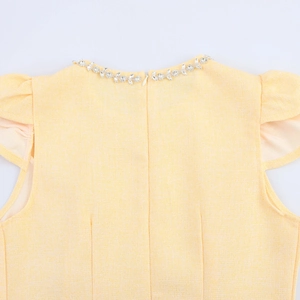 Abito corto in tweed giallo con maniche a volant e colletto con foglie di strass