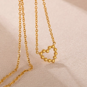 Collier élégant avec pendentif cœur doré composé de perles fines pour femmes parures