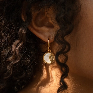 Pendientes de aro vintage en oro de 18K con nácar y colgante de sol radiante