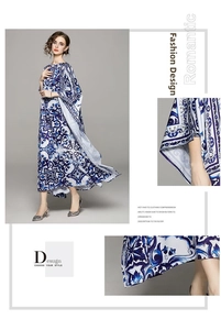 Détails de l'imprimé floral porcelaine bleue et blanche sur un tissu de robe longue