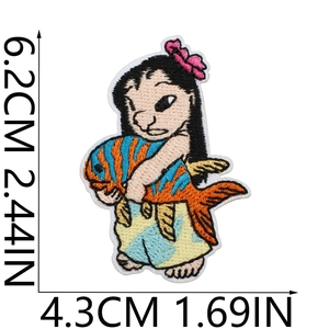 Vista detallada del parche bordado del personaje Lilo para decorar ropa infantil